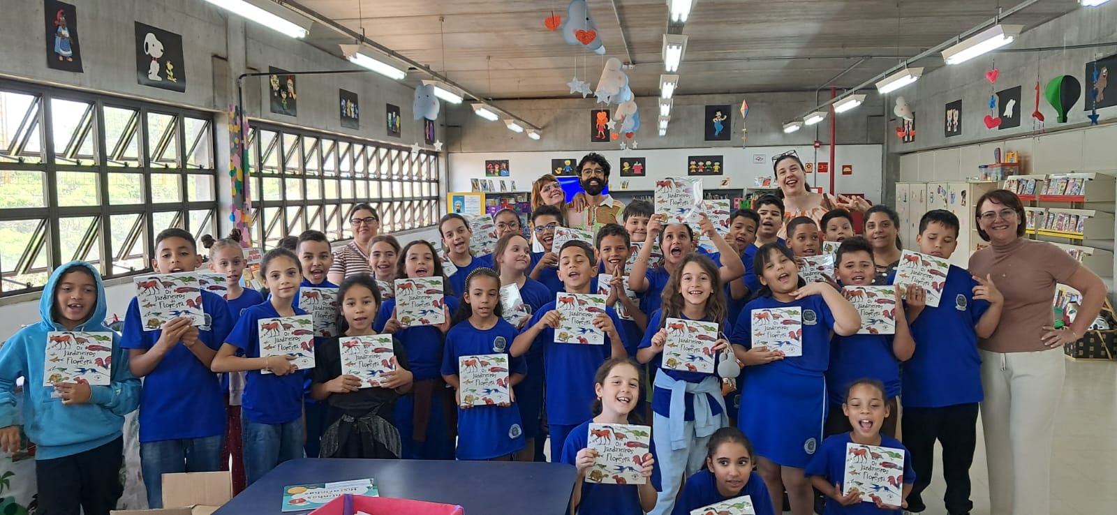 Alunos da Escola Antônio Deval participam de lançamento de livros na Biblioteca Municipal