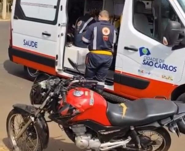 Colisão entre carro e moto deixa jovem ferido na região do Shopping Iguatemi, em São Carlos