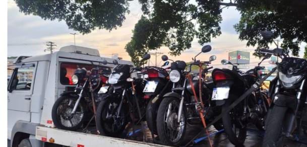 Detran e Polícia Militar realizam operação de fiscalização de motos na Praça Itália, em São Carlos