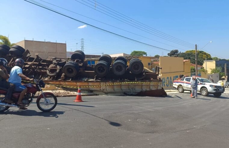 Carreta tomba em cruzamento na região da Praça do Jardim do Lago, em Descalvado