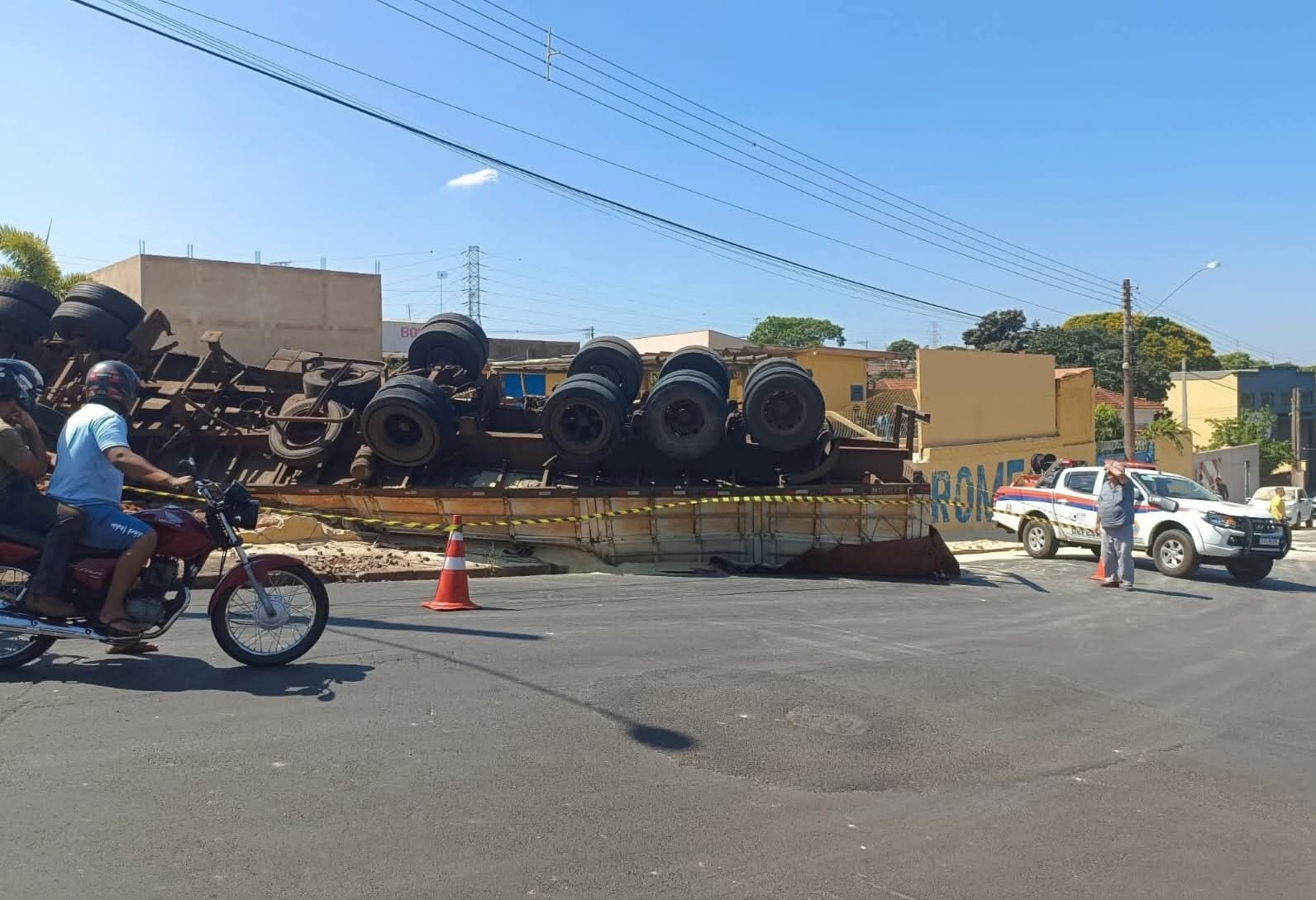 Carreta tomba em cruzamento na região da Praça do Jardim do Lago, em Descalvado