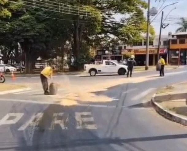 Sete motociclistas sofrem quedas em São Carlos devido a mancha de óleo na pista