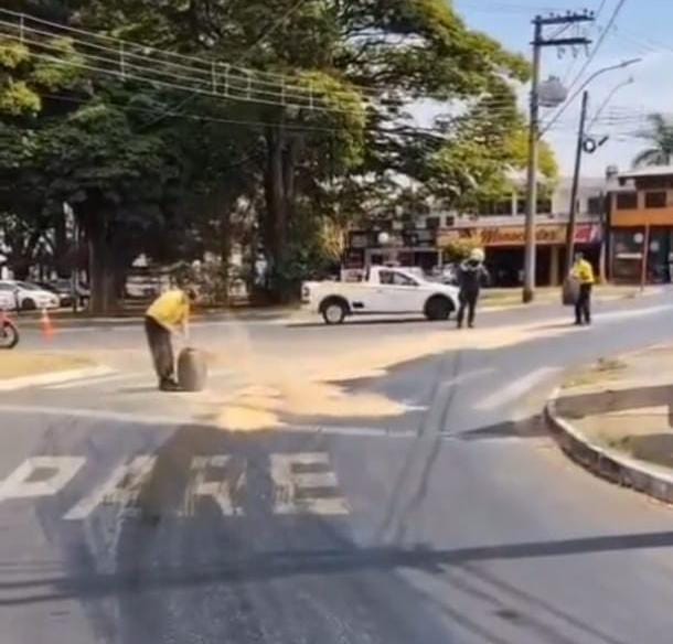 Sete motociclistas sofrem quedas em São Carlos devido a mancha de óleo na pista