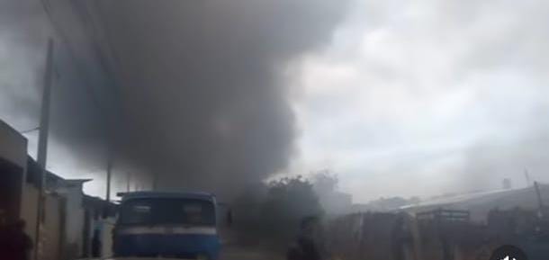 Incêndio atinge depósito de sucatas e caminhão no bairro Antenor Garcia, em São Carlos