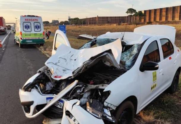 Carro atropela boi na Washington Luís e deixa duas pessoas feridas em Ibaté