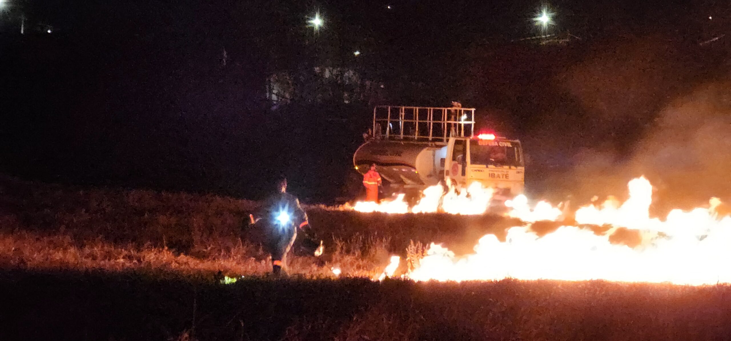 Defesa Civil e Bombeiros contêm incêndio de grandes proporções em Ibaté
