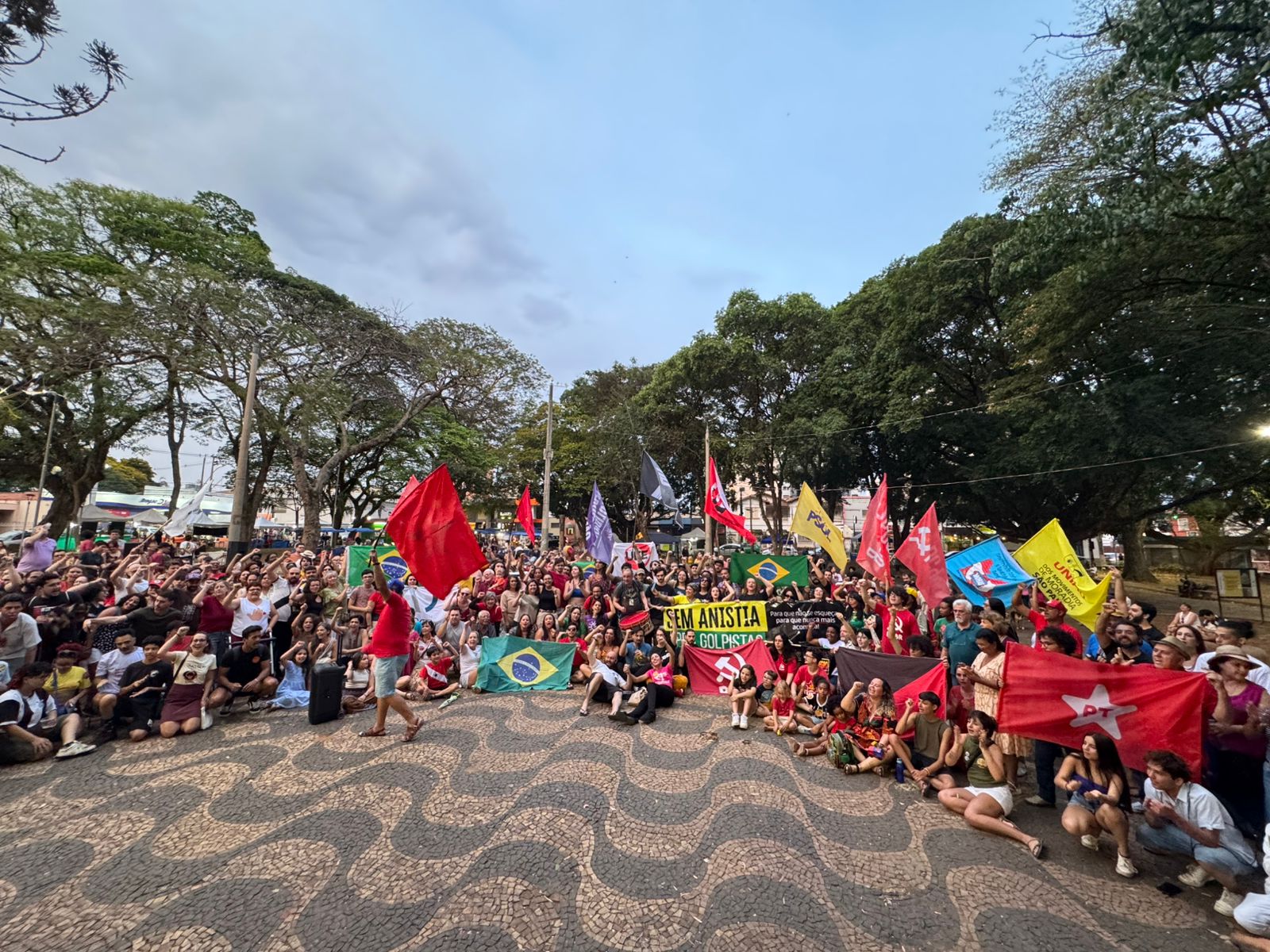 São Carlos realizou protesto contra a PEC da Blindagem e o PL da Anistia