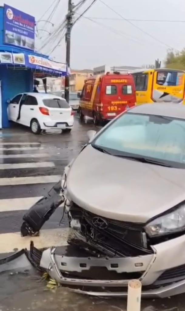 Gestante e passageira ficam feridas após acidente na Vila Prado em São Carlos