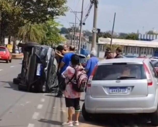 Carro tomba após colisão na Avenida Getúlio Vargas em São Carlos