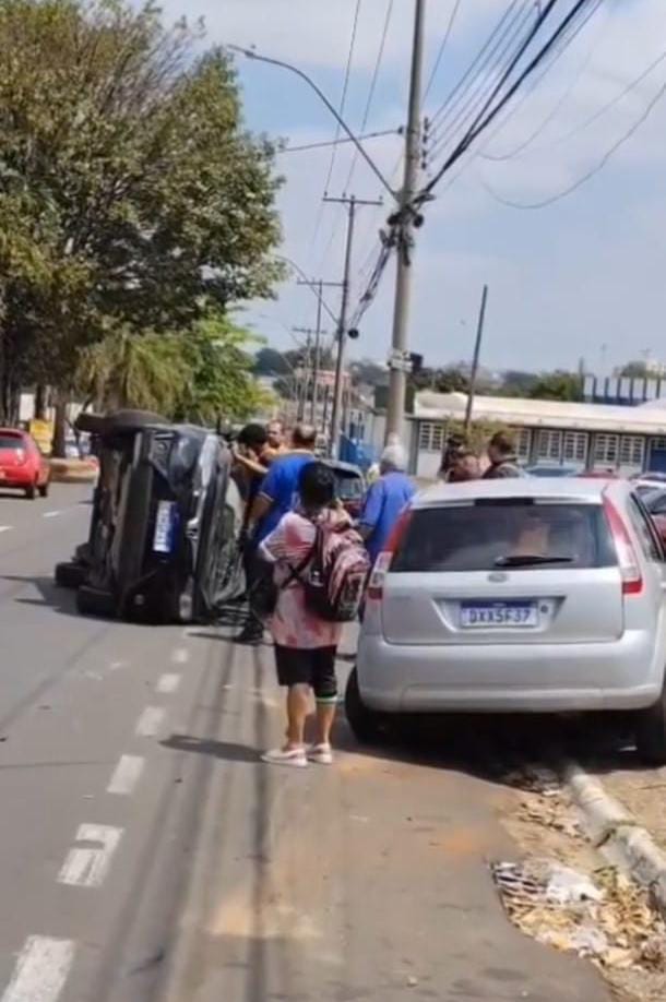 Carro tomba após colisão na Avenida Getúlio Vargas em São Carlos