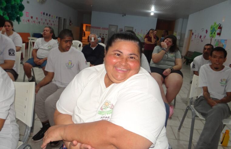 Alunos da Apae Ibaté participam da oficina de robótica em parceria com a UFSCar