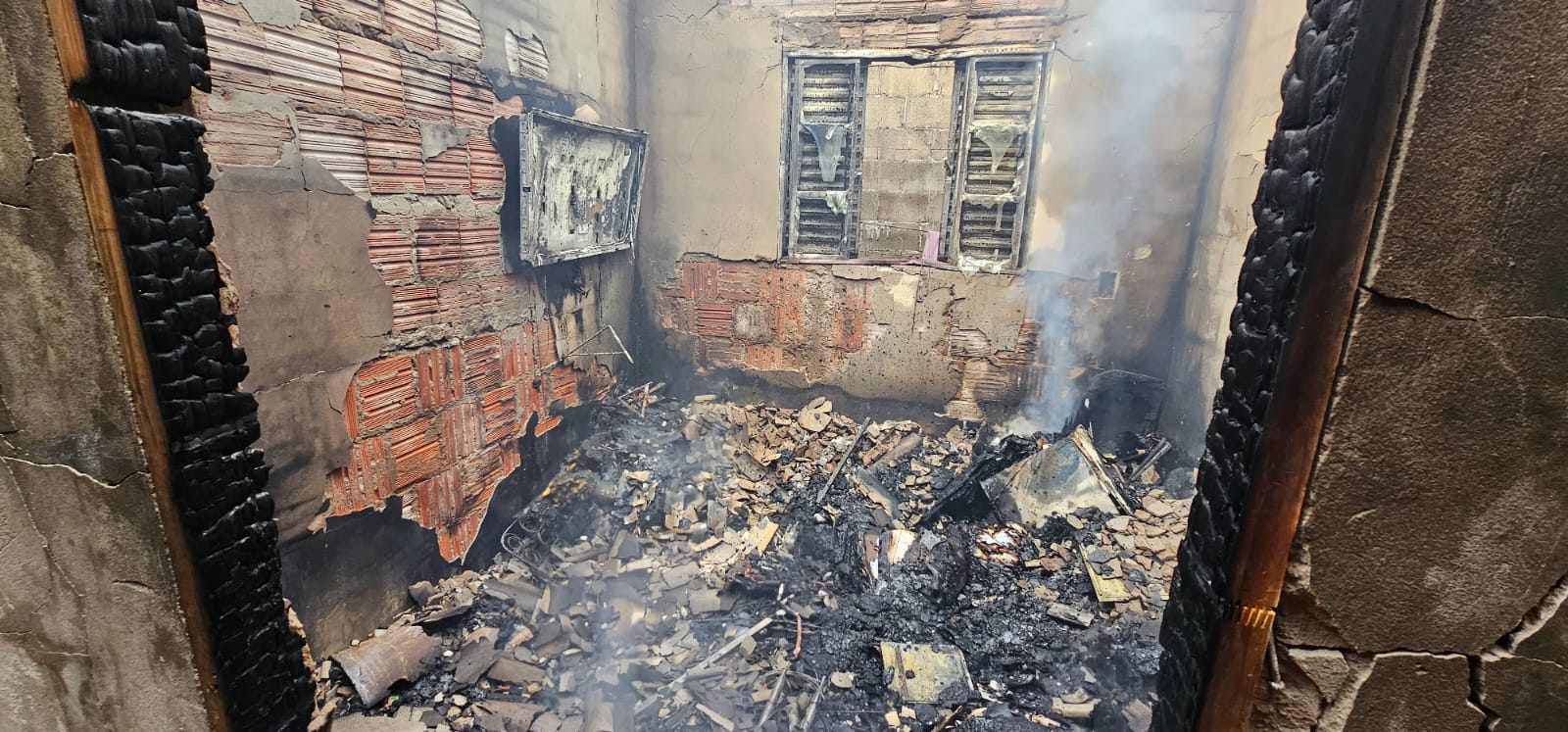 Defesa Civil de Ibaté resgata jovem e animais durante incêndio em residência