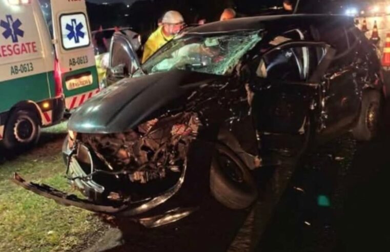 Colisão entre dois veículos deixa motorista ferido na SP-215, em São Carlos