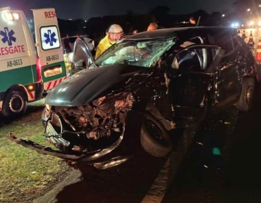 Colisão entre dois veículos deixa motorista ferido na SP-215, em São Carlos