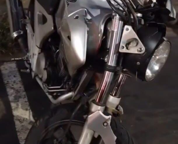 Motociclista e passageira de carro ficam feridos em acidente no Centro de São Carlos