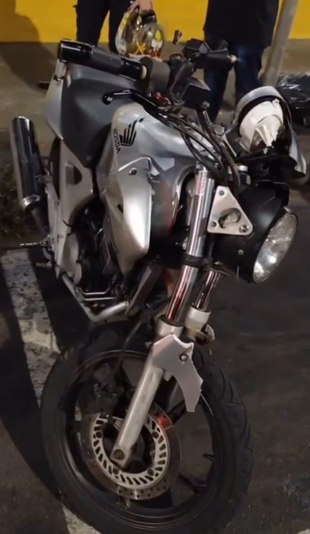 Motociclista e passageira de carro ficam feridos em acidente no Centro de São Carlos