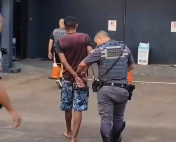 Homem procurado por roubo é preso após resistir à abordagem policial em São Carlos