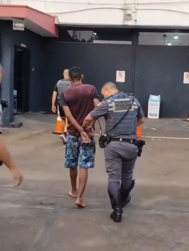 Homem procurado por roubo é preso após resistir à abordagem policial em São Carlos