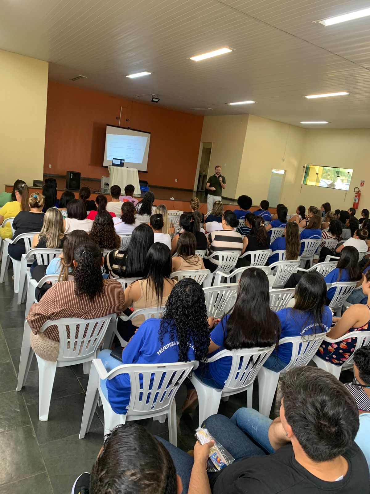 Educação de Ibaté promove palestra sobre valorização do servidor e saúde emocional