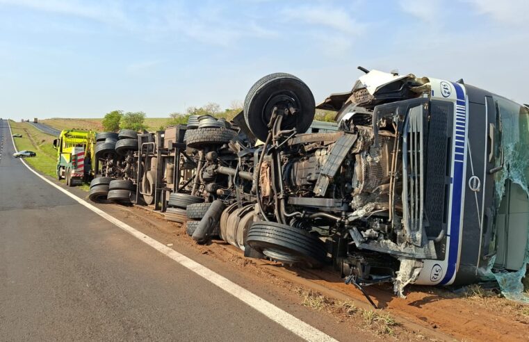 Motorista perde controle e colide contra mureta na Rodovia Brigadeiro Faria Lima