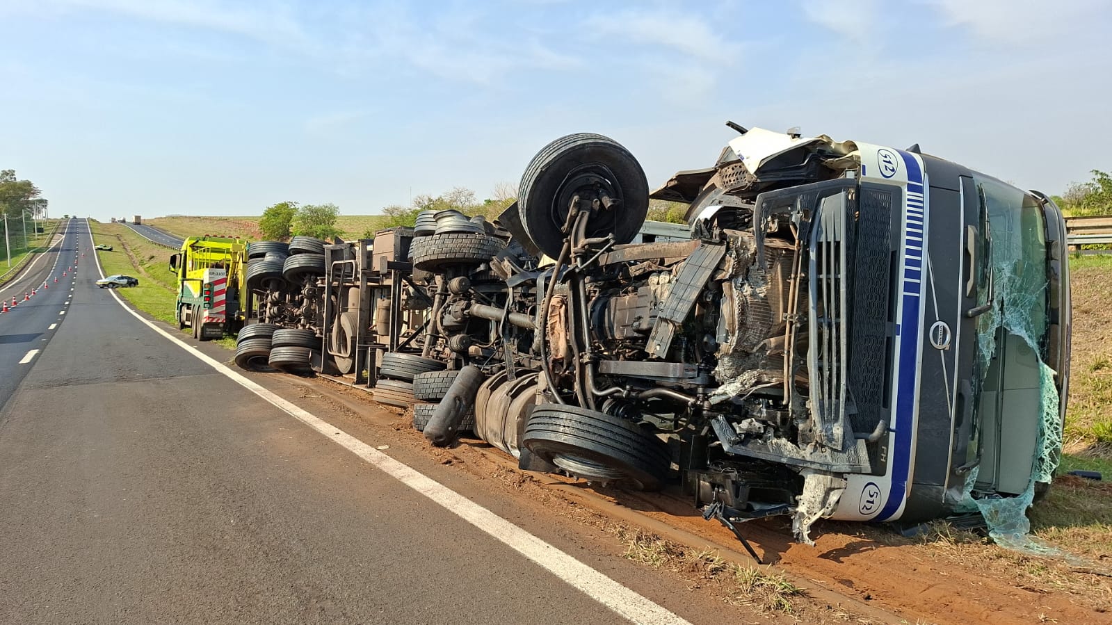 Motorista perde controle e colide contra mureta na Rodovia Brigadeiro Faria Lima