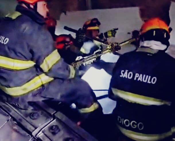 Restaurante desaba após explosão em São Paulo; bombeiros investigam causas