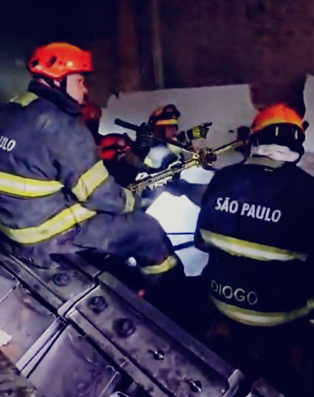 Restaurante desaba após explosão em São Paulo; bombeiros investigam causas