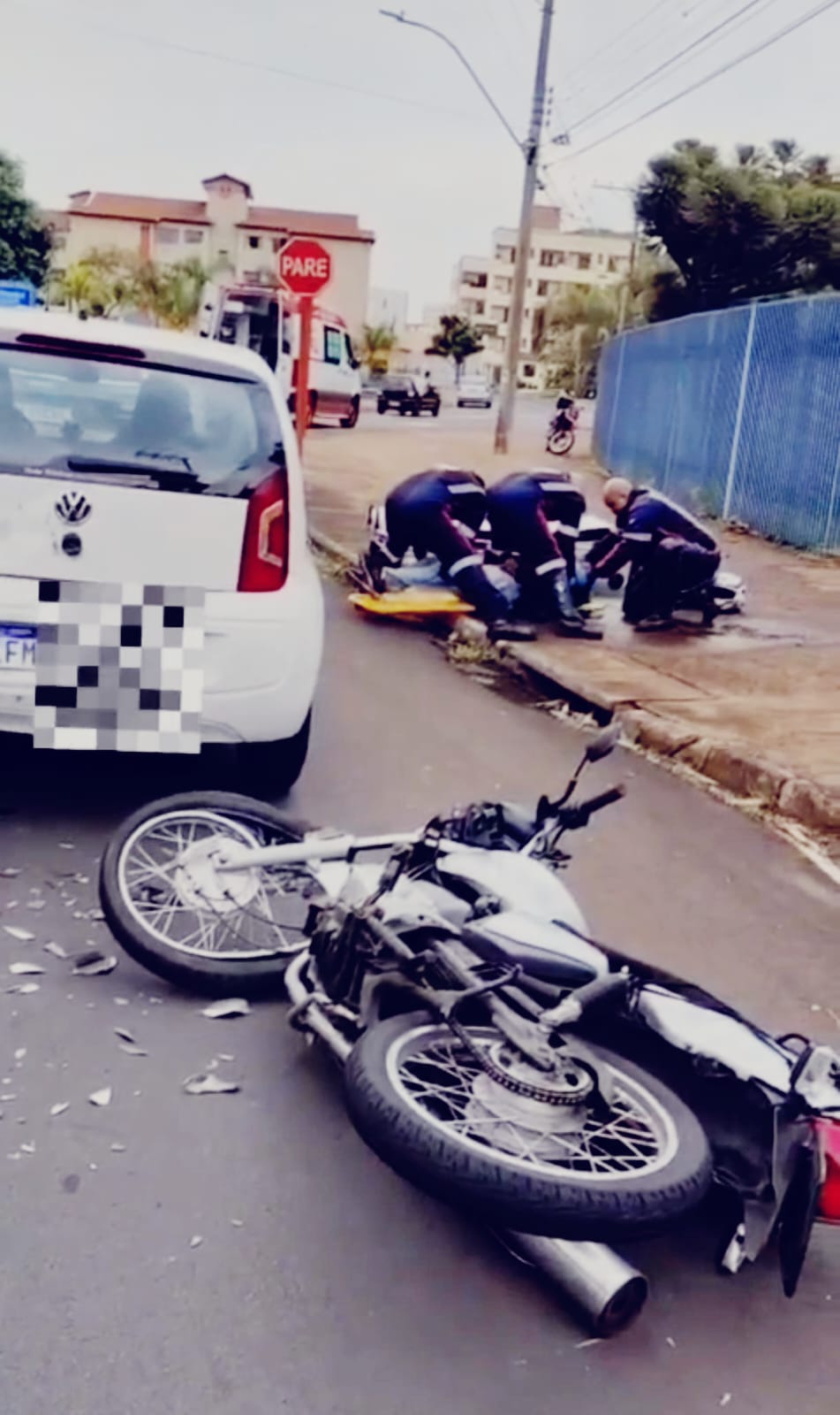 Motociclista fica ferido após colisão traseira na Avenida Francisco Pereira Lopes, em São Carlos