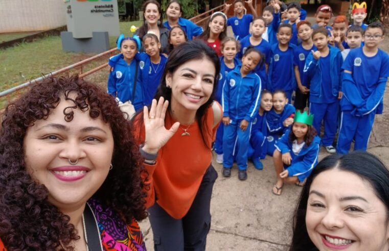 Alunos da Escola Municipal Alice Cervoni visitam a Biblioteca da UFSCar e prestigiam exposição com seus próprios trabalhos