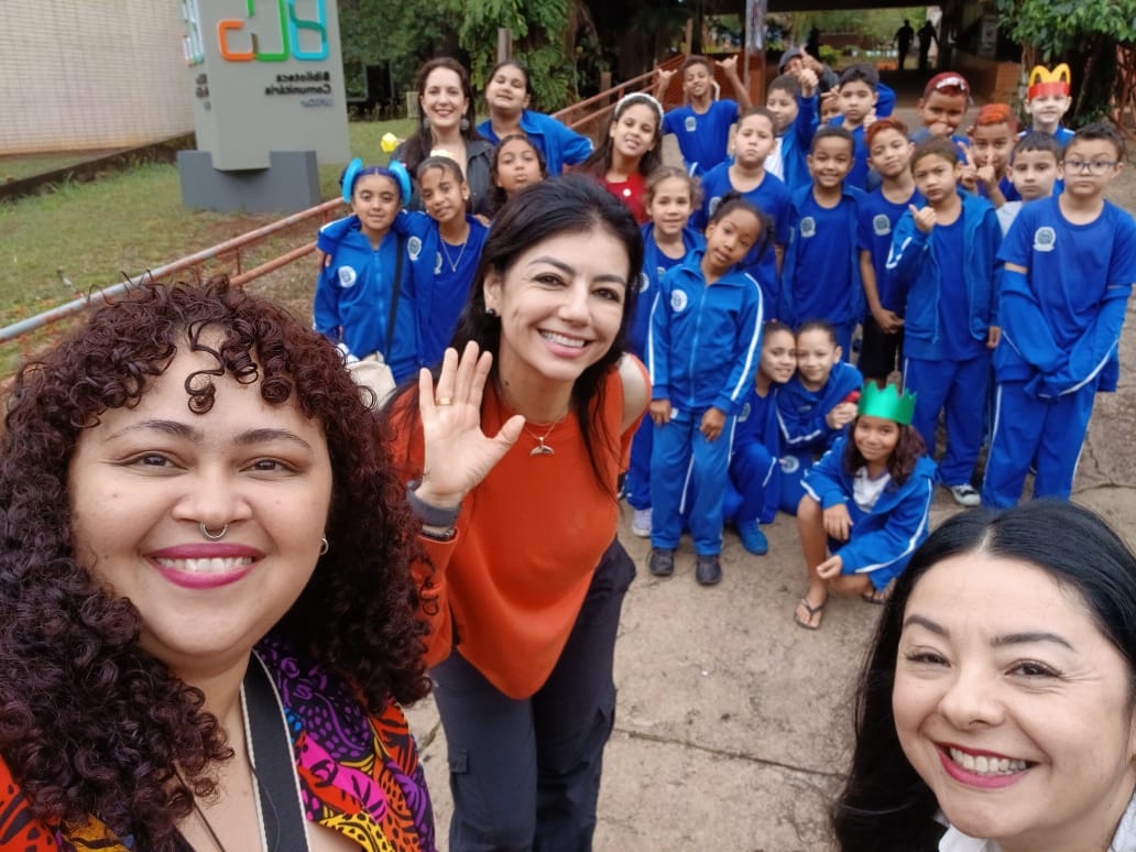 Alunos da Escola Municipal Alice Cervoni visitam a Biblioteca da UFSCar e prestigiam exposição com seus próprios trabalhos