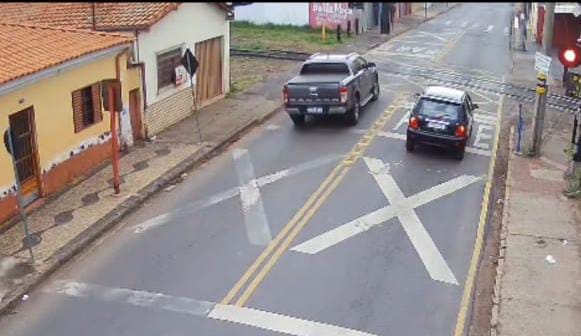 🚨 Caminhonete é arrastada por trem em Itirapina; casal sofre ferimentos levesNa manhã desta segunda-feira (13), uma caminhonete foi atingida e arrastada por um trem em um cruzamento ferroviário na cidade de Itirapina.Câmeras de segurança instaladas nas proximidades registraram o momento do acidente. Nas imagens, é possível ver o veículo atravessando a linha férrea instantes antes da passagem do trem.De acordo com as primeiras informações, um casal que estava na picape sofreu apenas ferimentos leves e recebeu atendimento no local.As causas do acidente deverão ser investigadas pelas autoridades competentes.