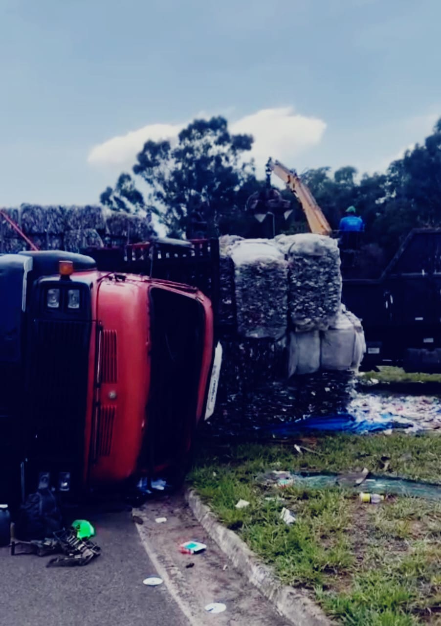 Mercedão 1313 tomba em rotatória próxima à fábrica da Volkswagen em São Carlos