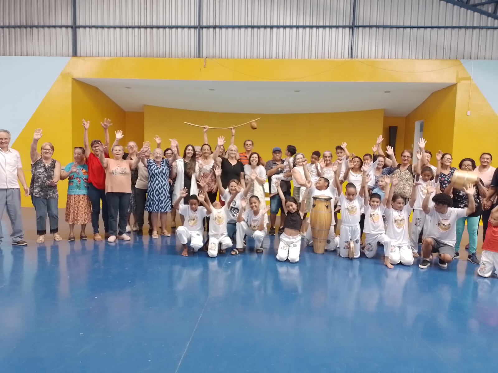 Encontro une gerações por meio da capoeira no Centro de Convivência da Melhor Idade, em Ibaté