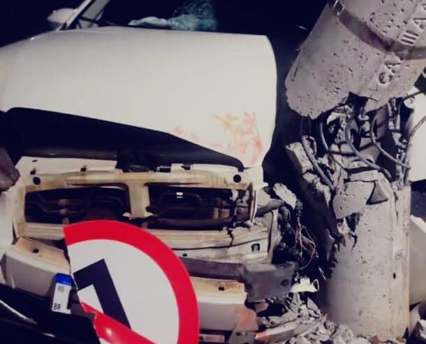 Motorista passa mal e colide com poste na Avenida Miguel Petroni, em São Carlos