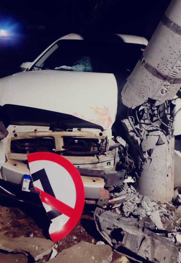 Motorista passa mal e colide com poste na Avenida Miguel Petroni, em São Carlos