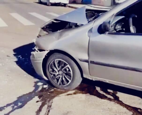 Colisão entre dois carros termina em capotamento neste domingo em São Carlos