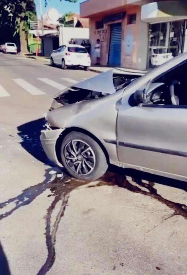 Colisão entre dois carros termina em capotamento neste domingo em São Carlos