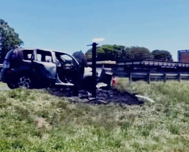 Carro pega fogo após colisão na Rodovia Washington Luís