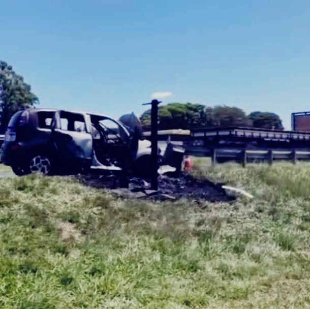 Carro pega fogo após colisão na Rodovia Washington Luís