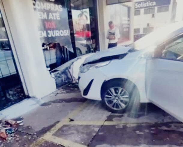 Idosa confunde pedais de carro automático e colide contra muro de loja na Getúlio Vargas, em São Carlos