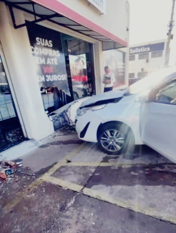 Idosa confunde pedais de carro automático e colide contra muro de loja na Getúlio Vargas, em São Carlos