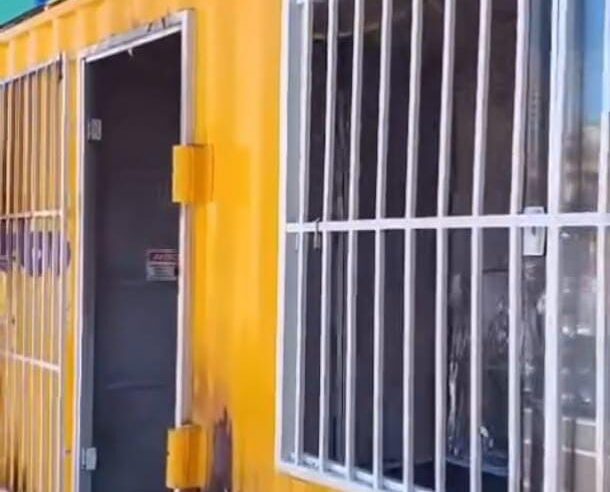 Incêndio destrói ponto de apoio a motofretistas em São Carlos