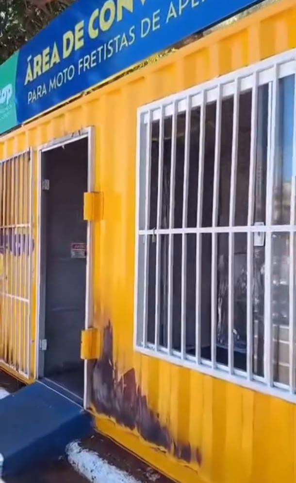 Incêndio destrói ponto de apoio a motofretistas em São Carlos