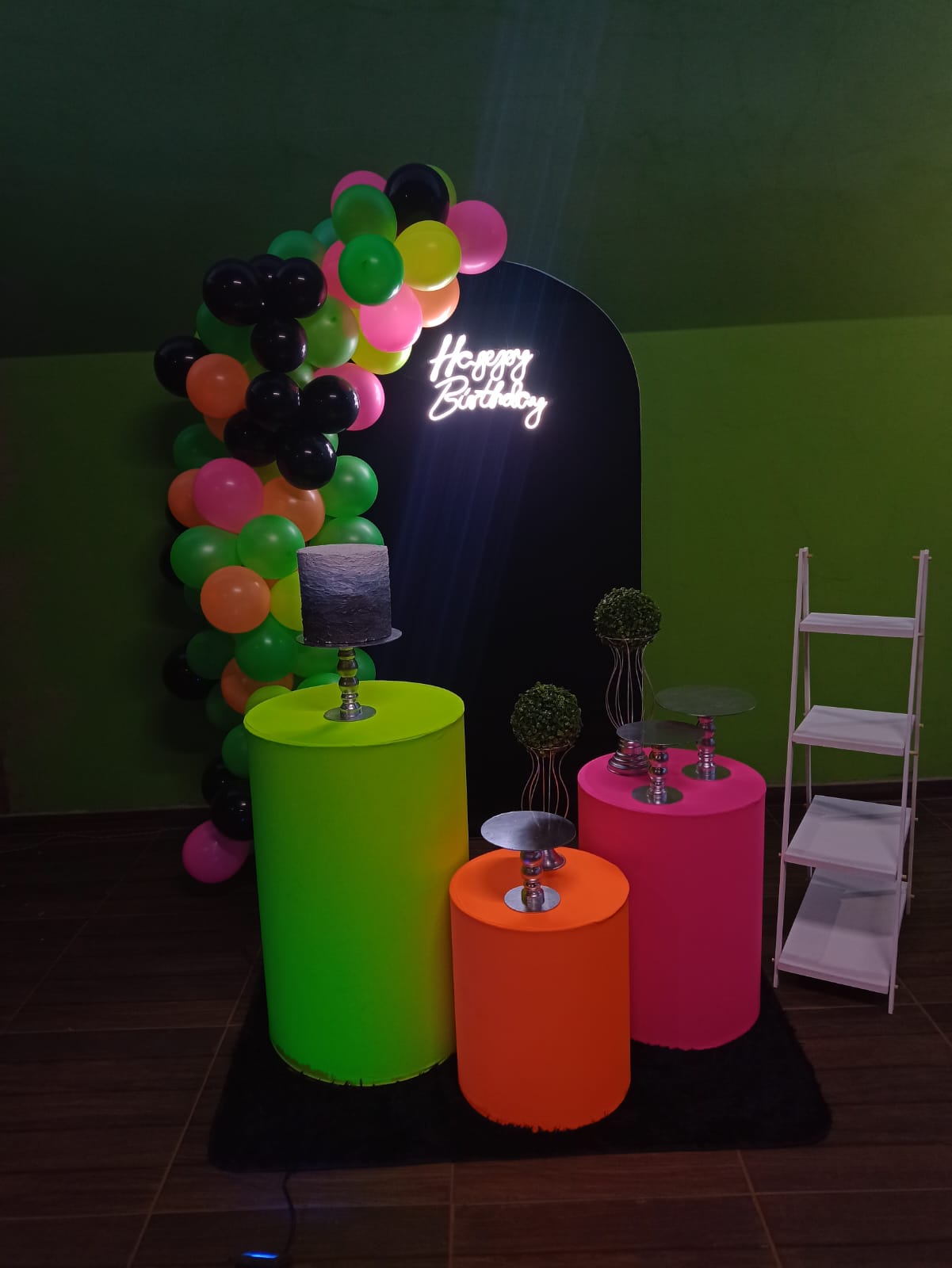 ✨ Ane Decorações apresenta: Festa Neon – Onde a magia ganha luz! ✨