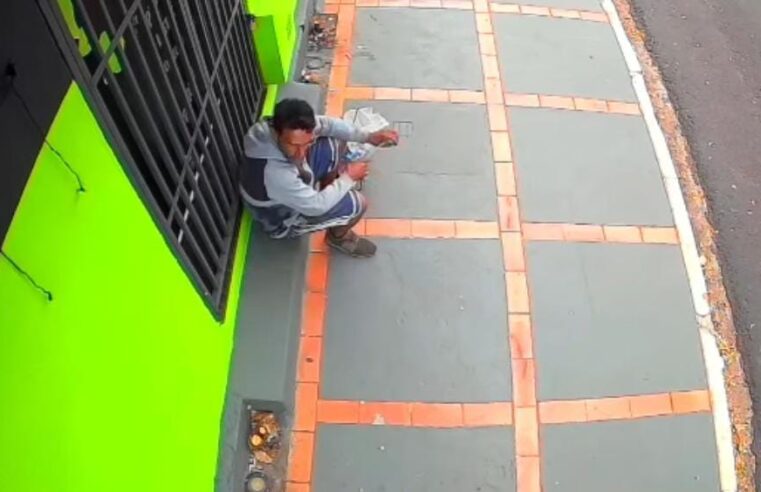 Câmera flagra tentativa de arrombamento em loja na Rua Larga, em São Carlos