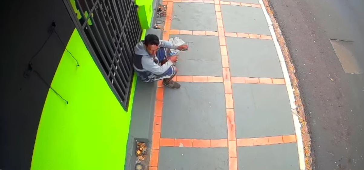 Câmera flagra tentativa de arrombamento em loja na Rua Larga, em São Carlos