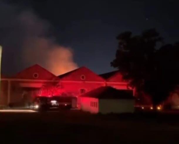 Incêndio destrói barracão no antigo ExpoShow do CDHU em São Carlos