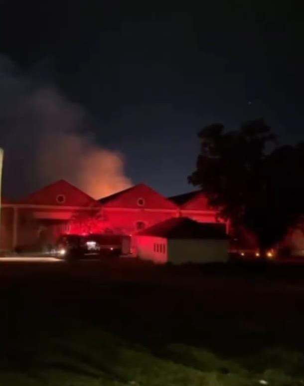 Incêndio destrói barracão no antigo ExpoShow do CDHU em São Carlos