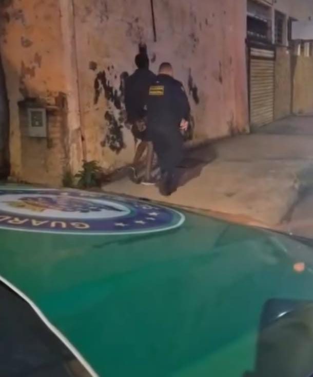 Homem é preso em flagrante após furtar fios e objetos em residência no Centro de São Carlos
