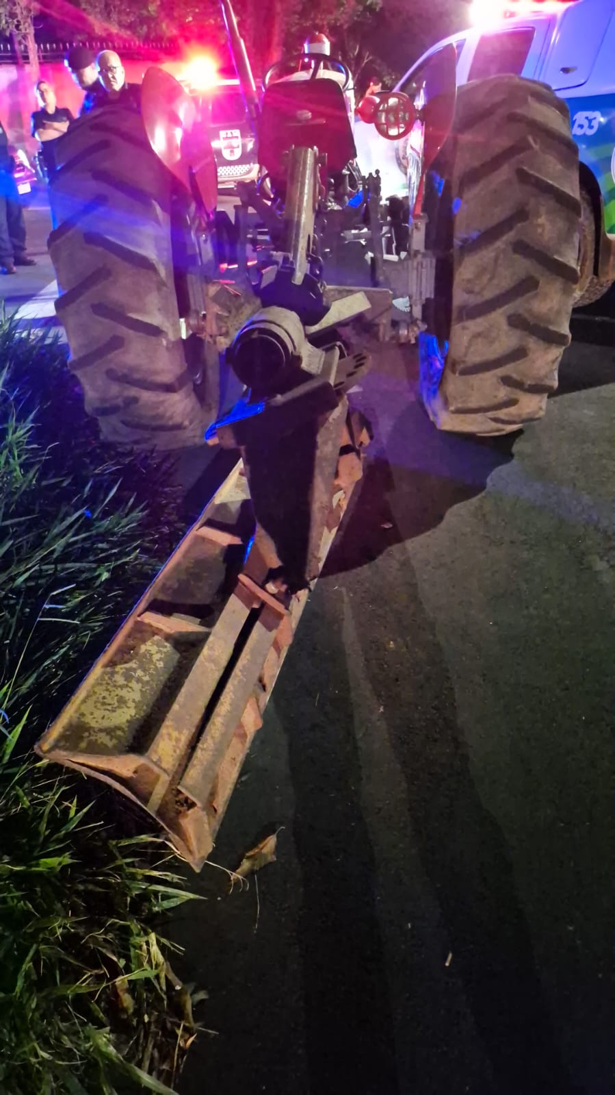 🚨 Trator é apreendido após perseguição na madrugada em São Carlos 🚨